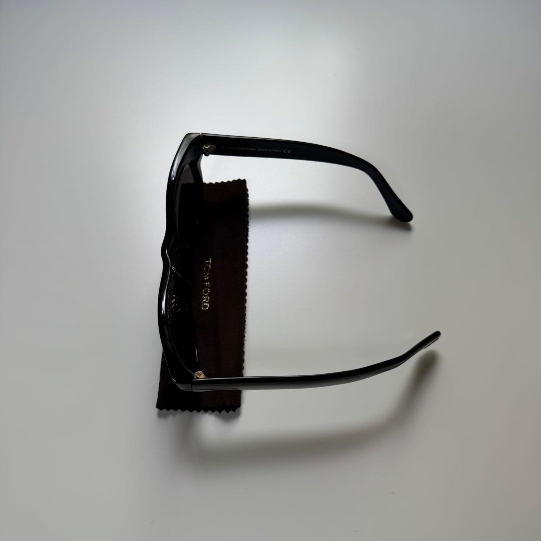 TOM FORD ブラックサングラス