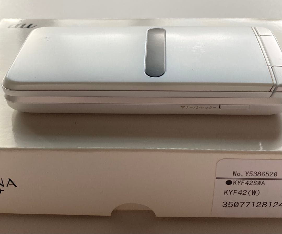 SIMロック済　au GRATIN KYF42 ホワイト利用制限○