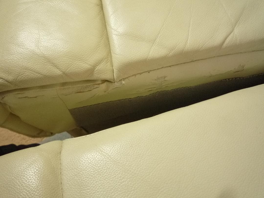 ニトリ電動リクライニングソファ　 本革・合成皮革　 アイボリ－