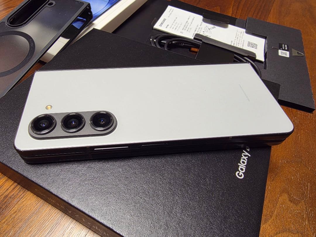 SAMSUNG Galaxy Z Fold 5 直販1TBモデル　オマケ付き
