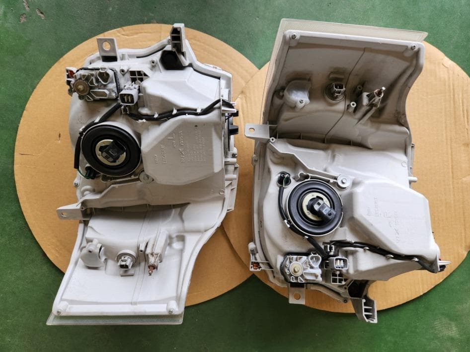 ハイエース　ヘッドライトアッセン