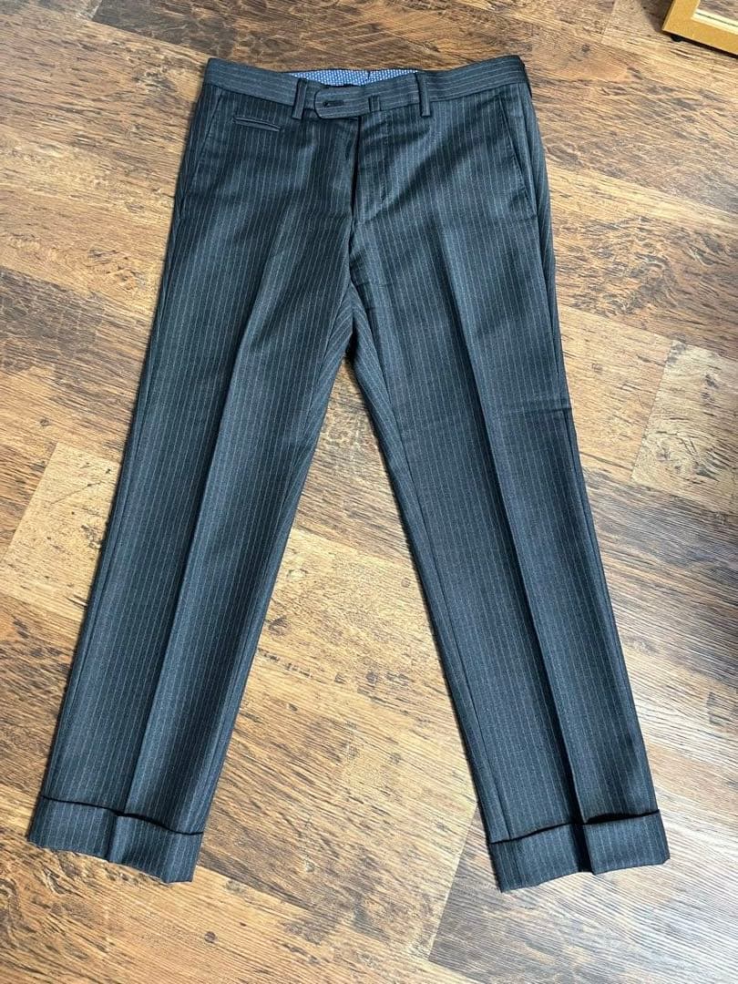 テツヤカンダ サルトリアーレの、仕立ての良い微光沢ゼニア生地がエレガントなスーツ