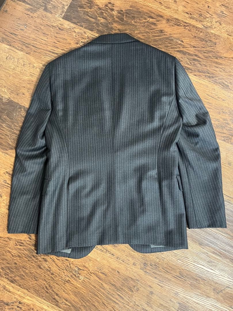 テツヤカンダ サルトリアーレの、仕立ての良い微光沢ゼニア生地がエレガントなスーツ