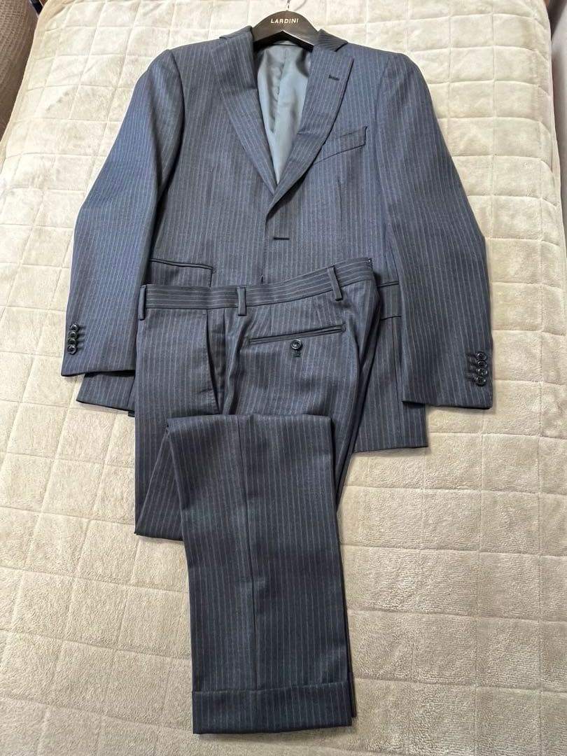 テツヤカンダ サルトリアーレの、仕立ての良い微光沢ゼニア生地がエレガントなスーツ