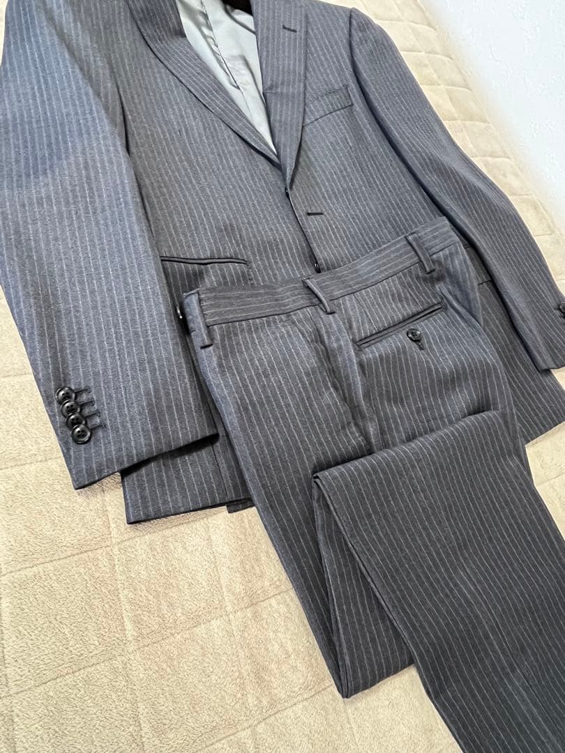 テツヤカンダ サルトリアーレの、仕立ての良い微光沢ゼニア生地がエレガントなスーツ