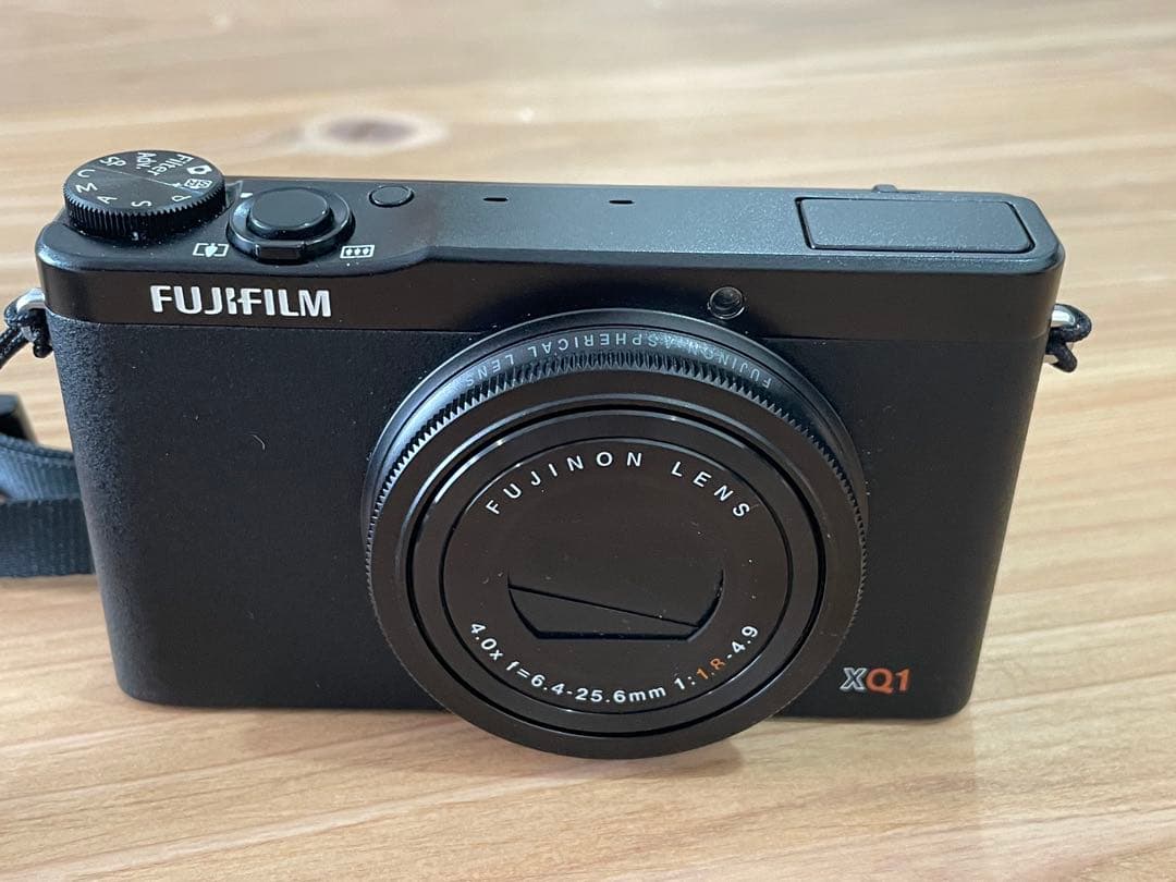 【完動、美品】FUJIFILM XQ1 コンパクトデジタルカメラ