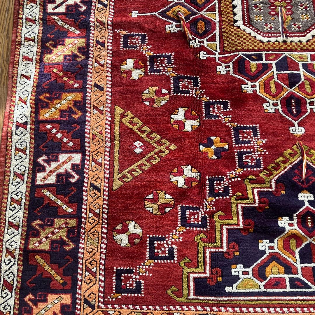 実物を見たら感動ものです！とても貴重なトルコオールド絨毯　素晴らしい色合い