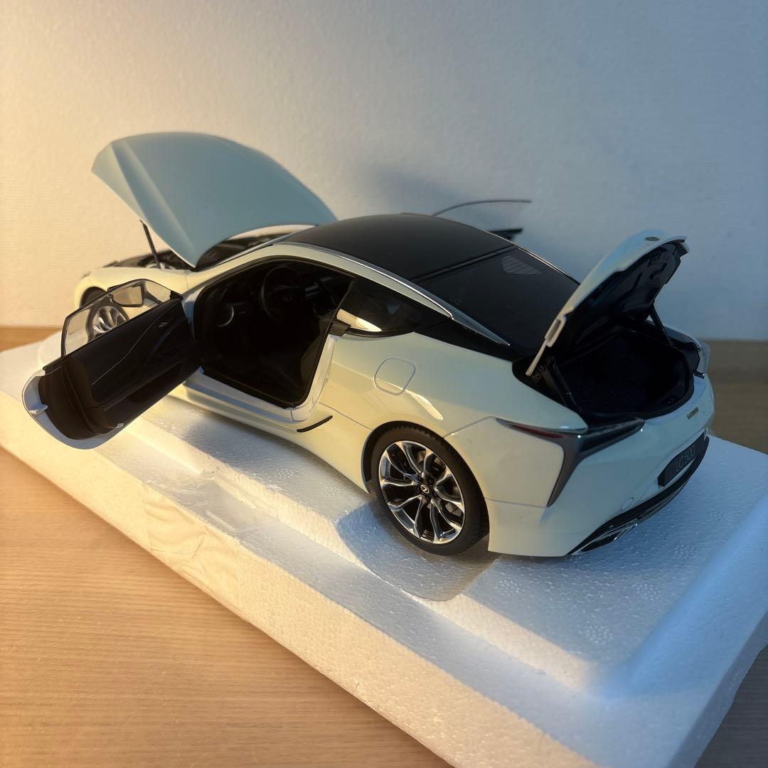 オートアート　レクサス　 LC500 メタリック　ホワイト　1/18 ミニカー
