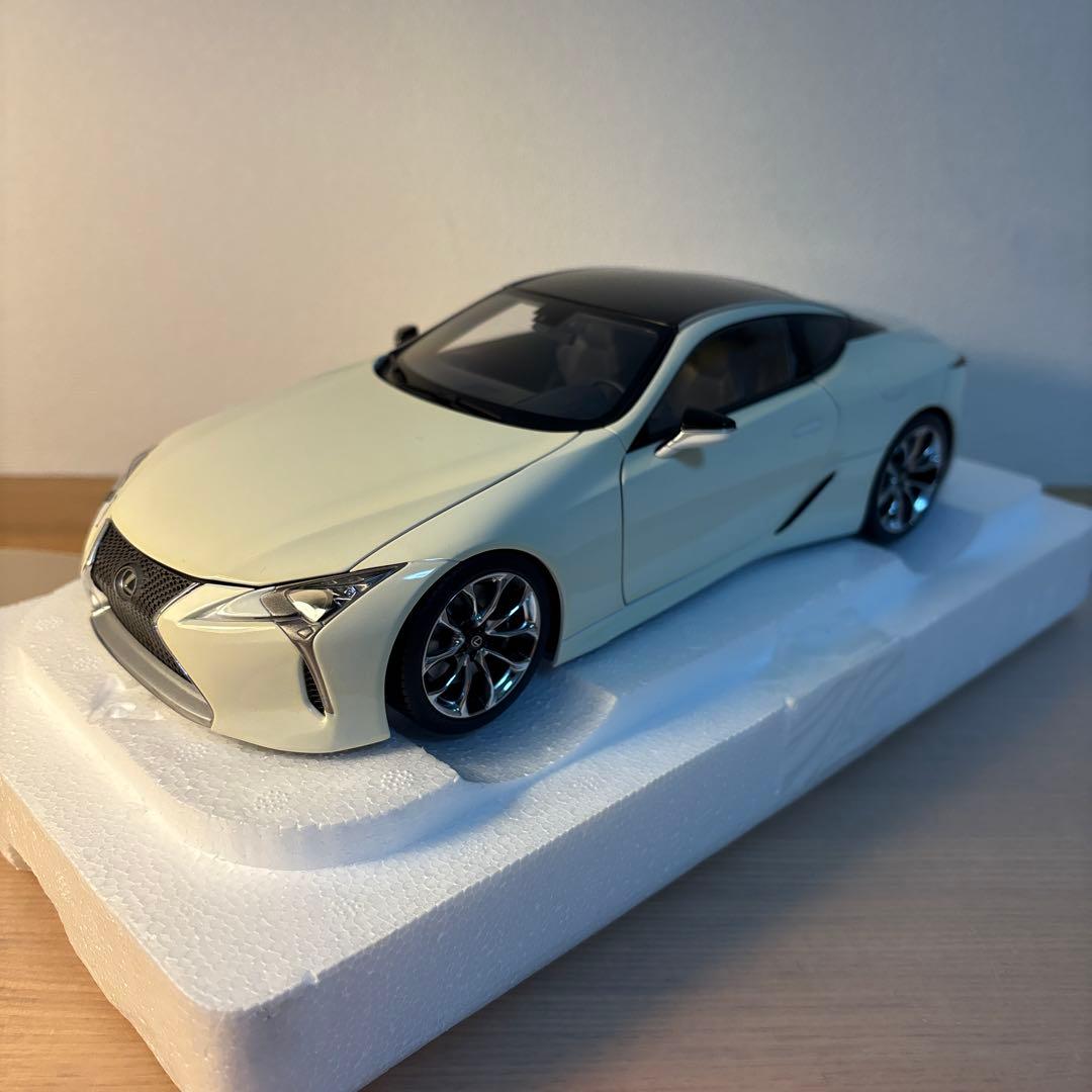 オートアート　レクサス　 LC500 メタリック　ホワイト　1/18 ミニカー