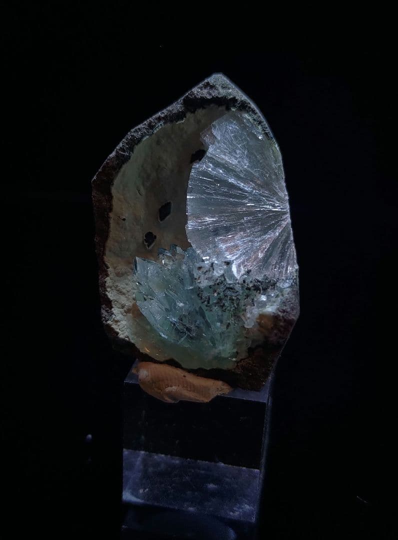 アポフィライト 魚眼石 鉱石 鉱物 ミネラル 標本 原石 母岩付き ①