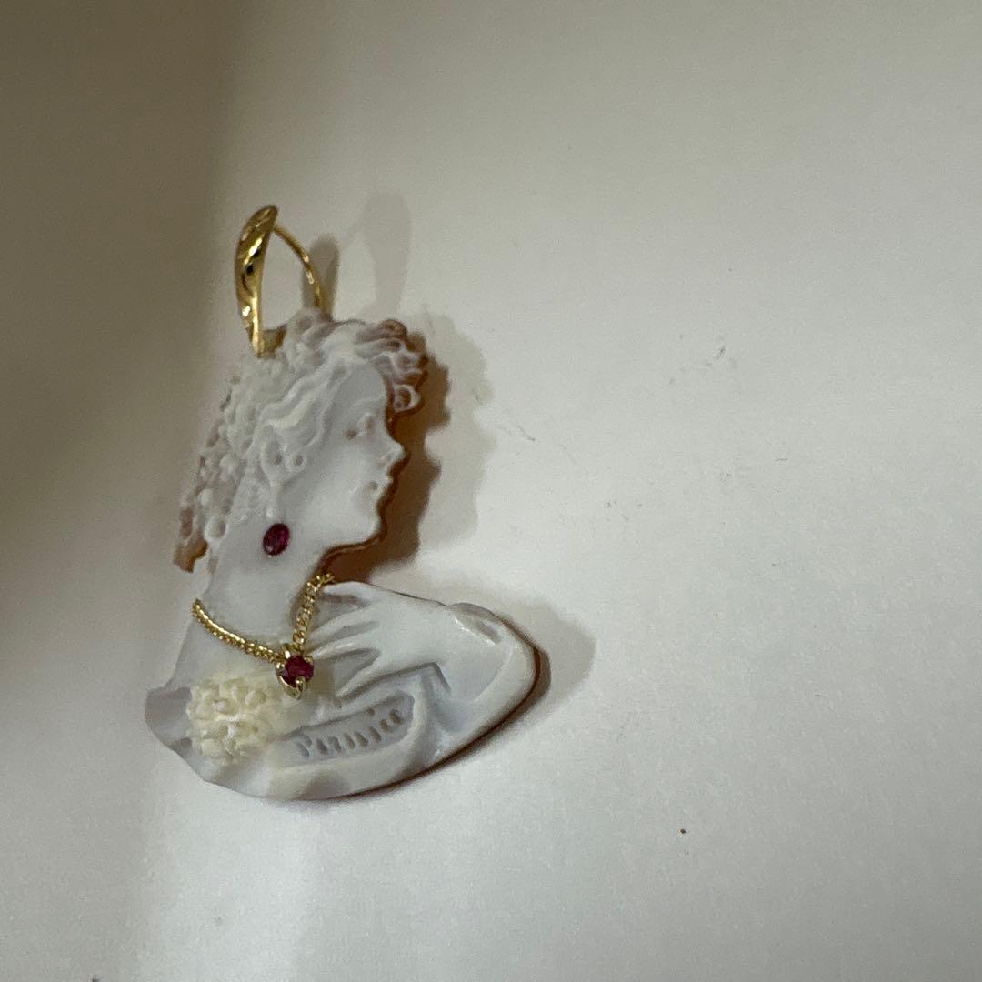 作家品　Ｋ１８　シェルカメオ　ルビー付き　ペンダント