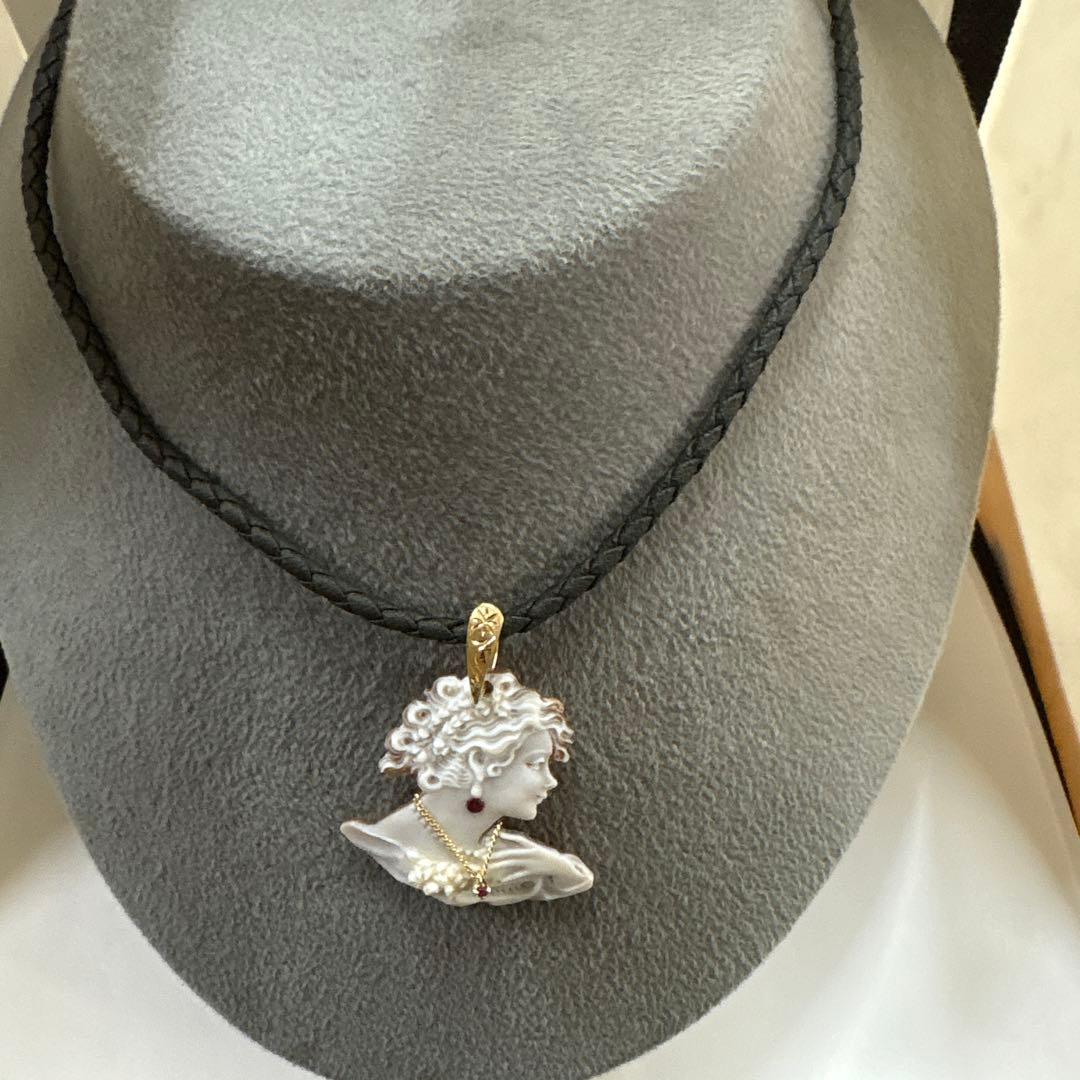 作家品　Ｋ１８　シェルカメオ　ルビー付き　ペンダント