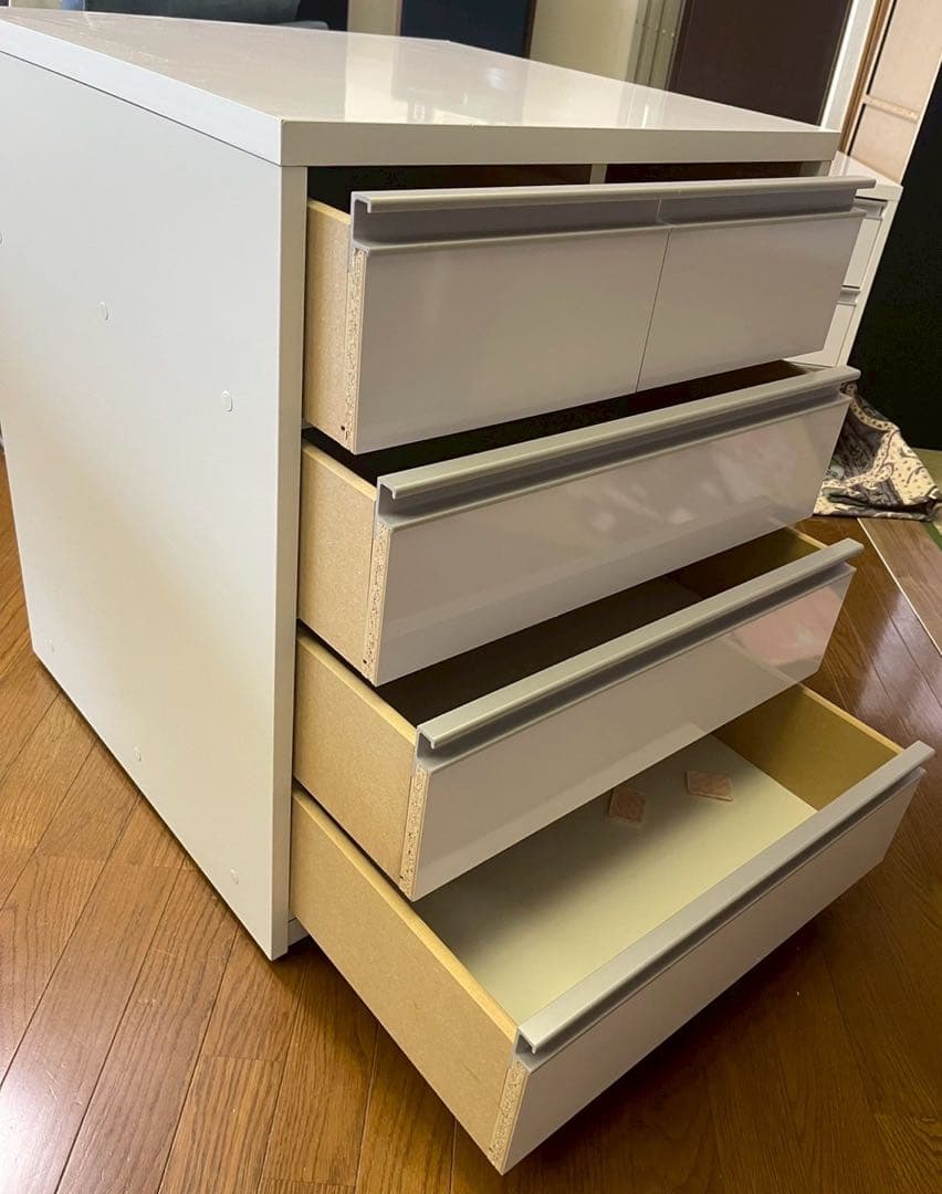 【しばちゃん】ディノス 4段チェスト　収納 押入れ 隠しキャスター付き