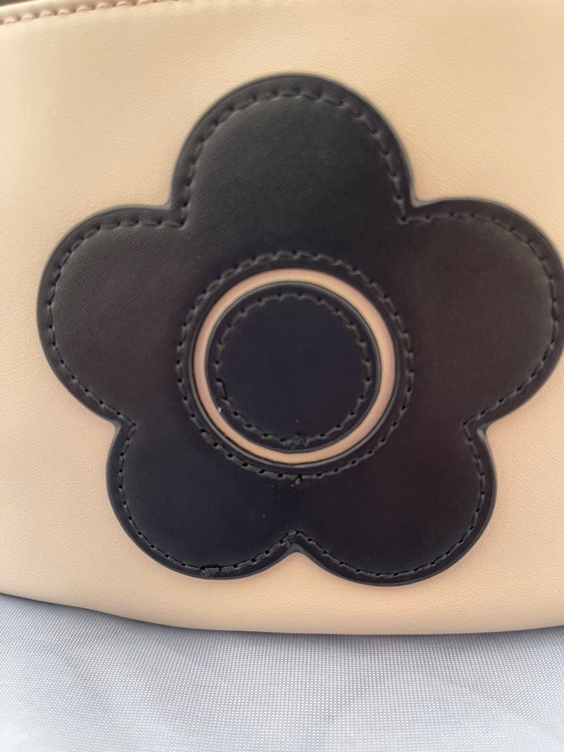 フロントポケットデイジーパッチ ボディバッグ（べージュ）マリークワント完売品