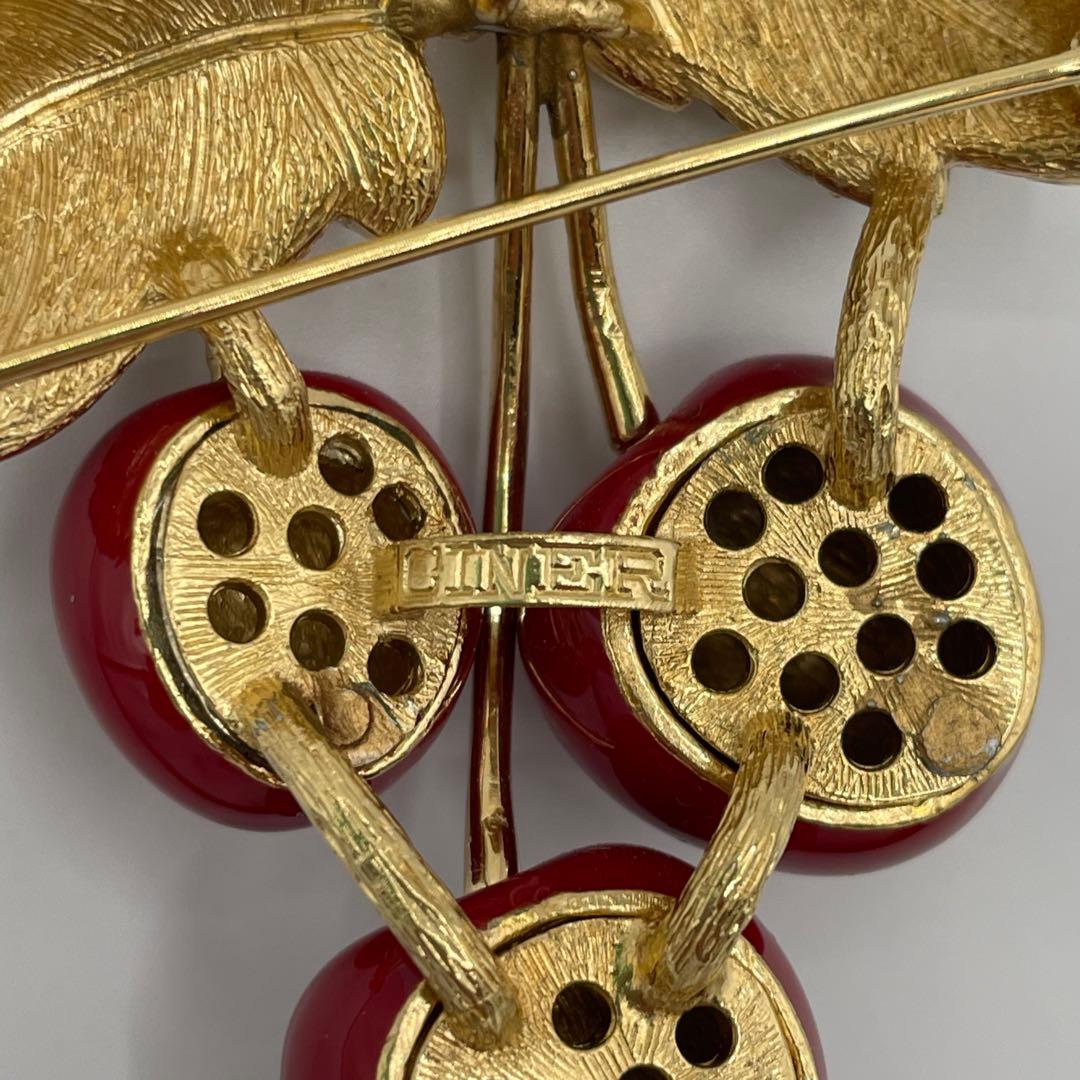 CINER コスチュームジュエリー エナメルとビジューのさくらんぼブローチ