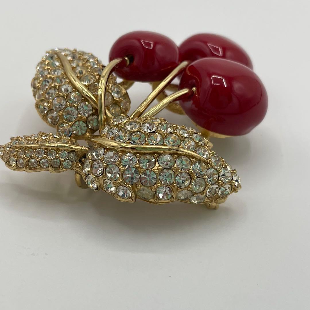 CINER コスチュームジュエリー エナメルとビジューのさくらんぼブローチ