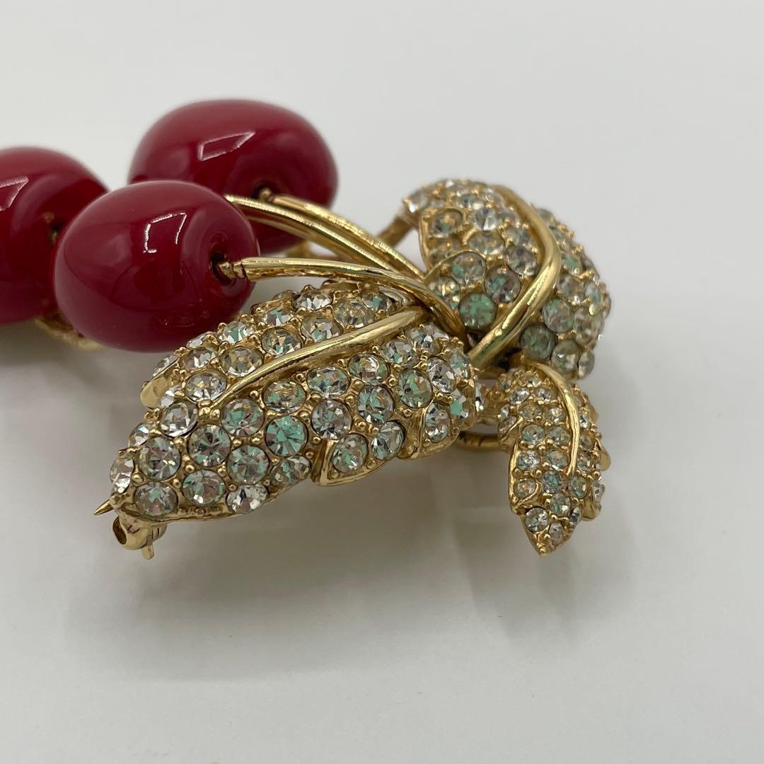 CINER コスチュームジュエリー エナメルとビジューのさくらんぼブローチ