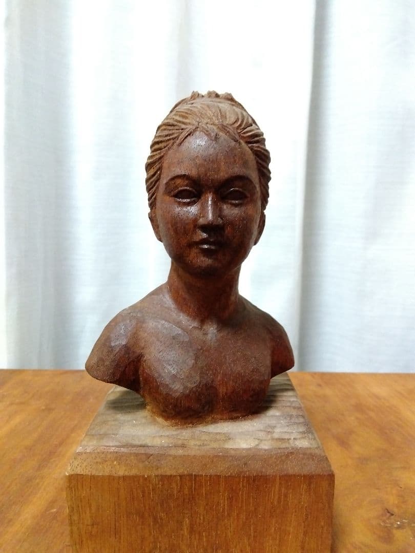 木製女性胸像彫刻