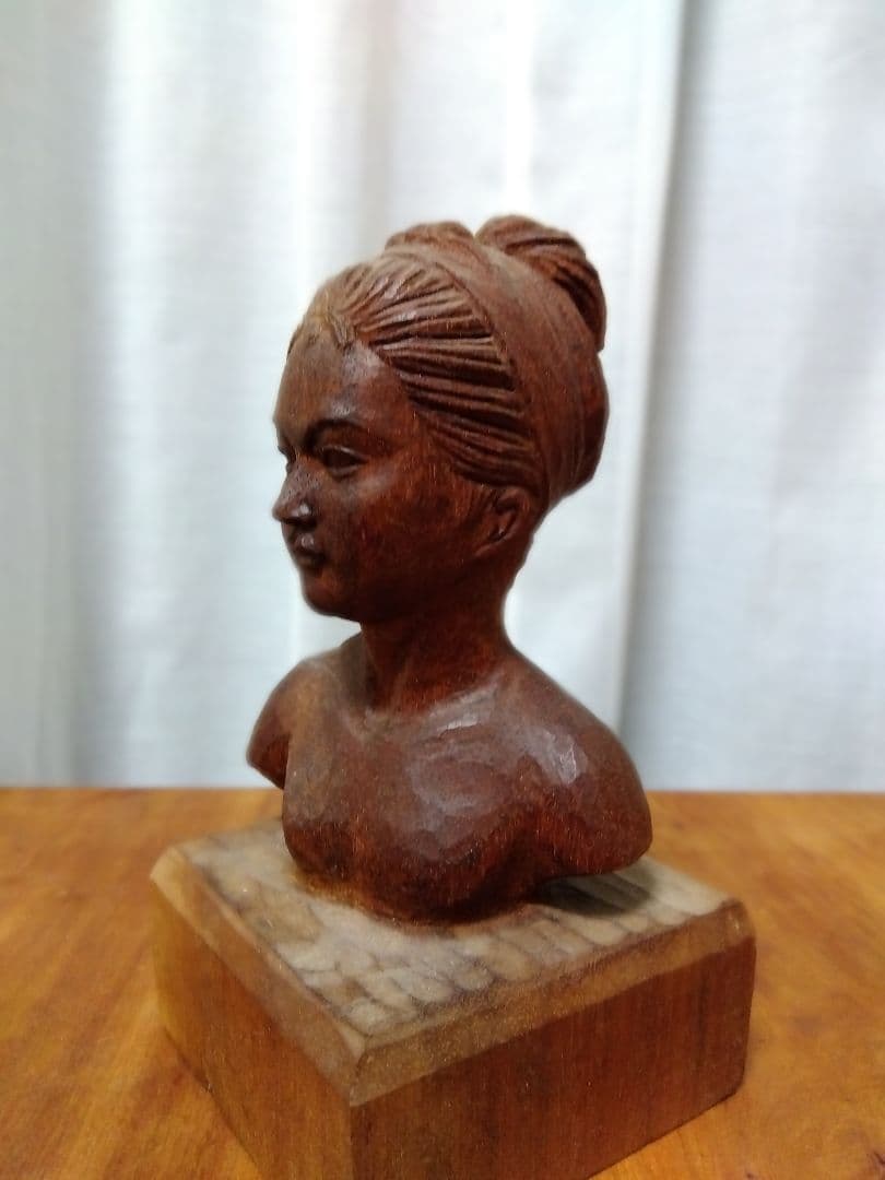 木製女性胸像彫刻