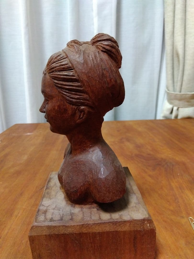 木製女性胸像彫刻