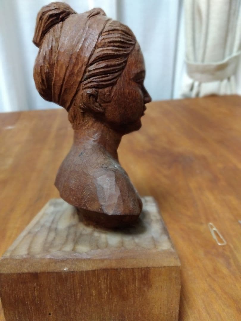 木製女性胸像彫刻