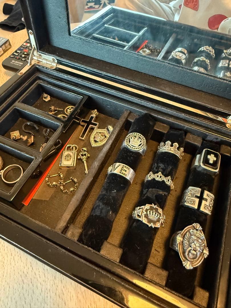 Justin Davies クラウンモチーフ ピアス