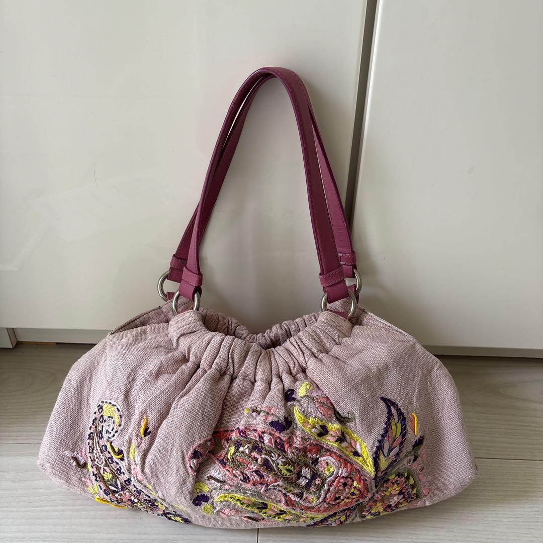 エトロの刺繍が素敵な麻のバックです。軽く使いやすいです。