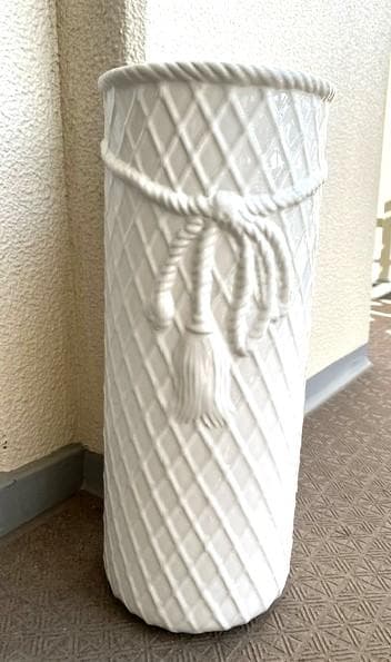 輸入雑貨　　傘立て ポルトガル製　おしゃれなリボン柄　ホワイト　陶器