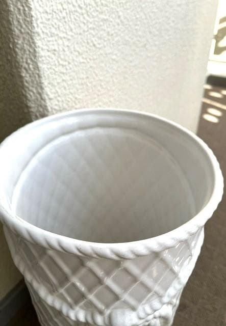 輸入雑貨　　傘立て ポルトガル製　おしゃれなリボン柄　ホワイト　陶器