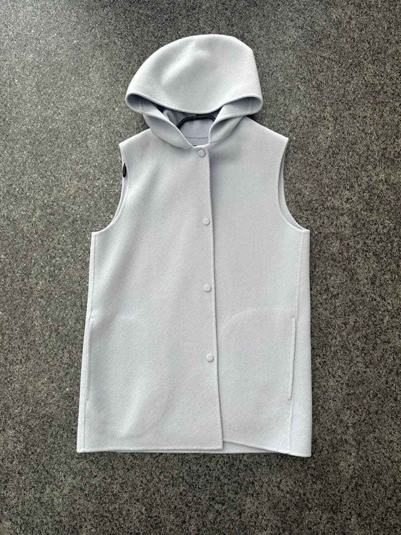 theory セオリー ベスト ジレ　アイスブルー完売