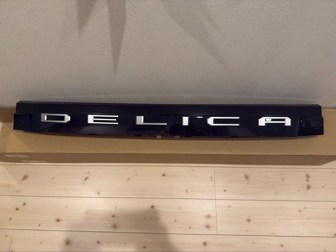 新型デリカD5純正リアガーニッシュ一体リアエンブレム
