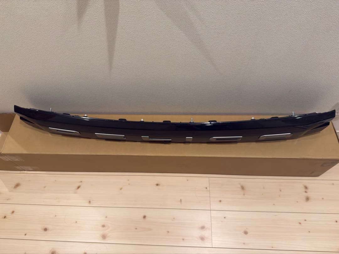 新型デリカD5純正リアガーニッシュ一体リアエンブレム