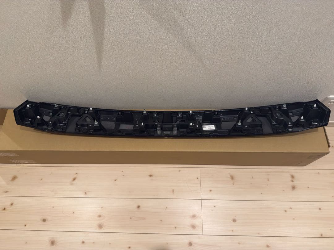 新型デリカD5純正リアガーニッシュ一体リアエンブレム