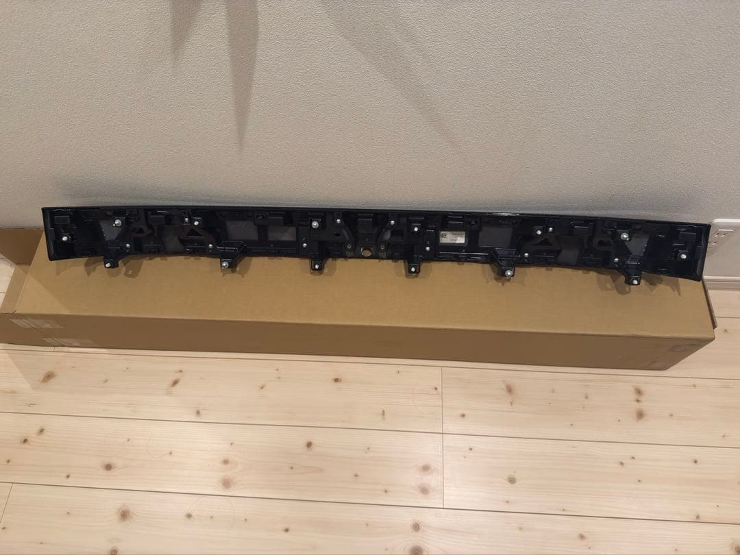 新型デリカD5純正リアガーニッシュ一体リアエンブレム