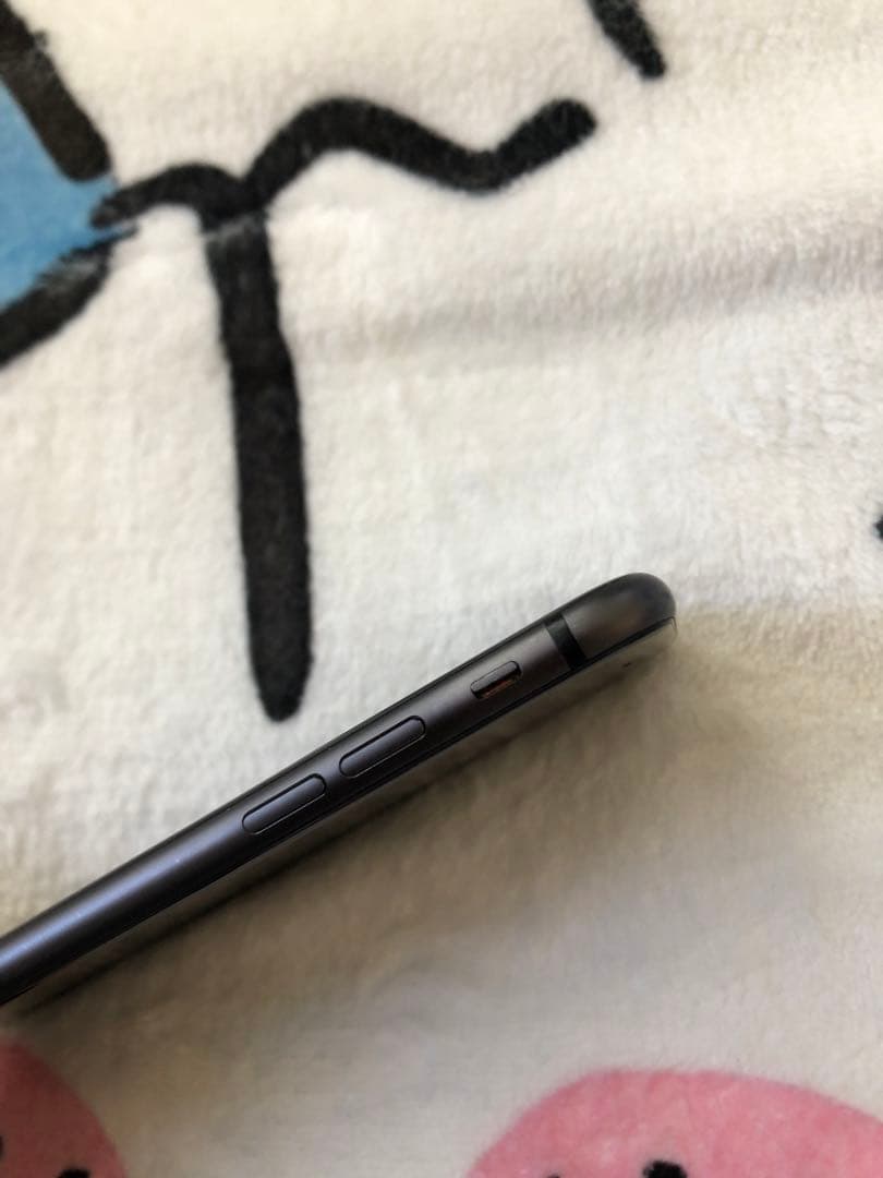 ③超美品 iPhone8 64GB バッテリー最大容量:83% docomo