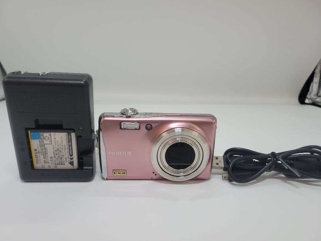 [美品] FUJIFILM FinePix F70EXR デジタルカメラ ピンク