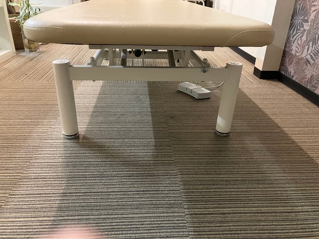 高田ベッド製作所 電動ベッド　クリーム　フェイスホール付180✖️70 高さ調整可