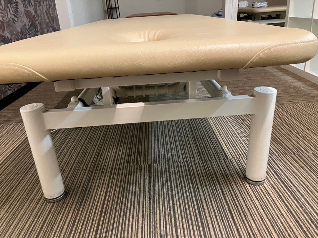 高田ベッド製作所 電動ベッド　クリーム　フェイスホール付180✖️70 高さ調整可