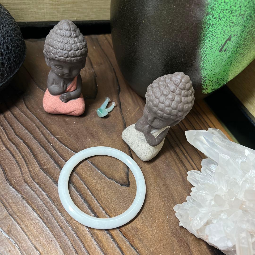 本翡翠、キメが細かい純白丸型バングル　〜57