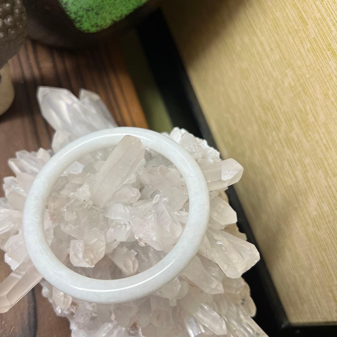 本翡翠、キメが細かい純白丸型バングル　〜57