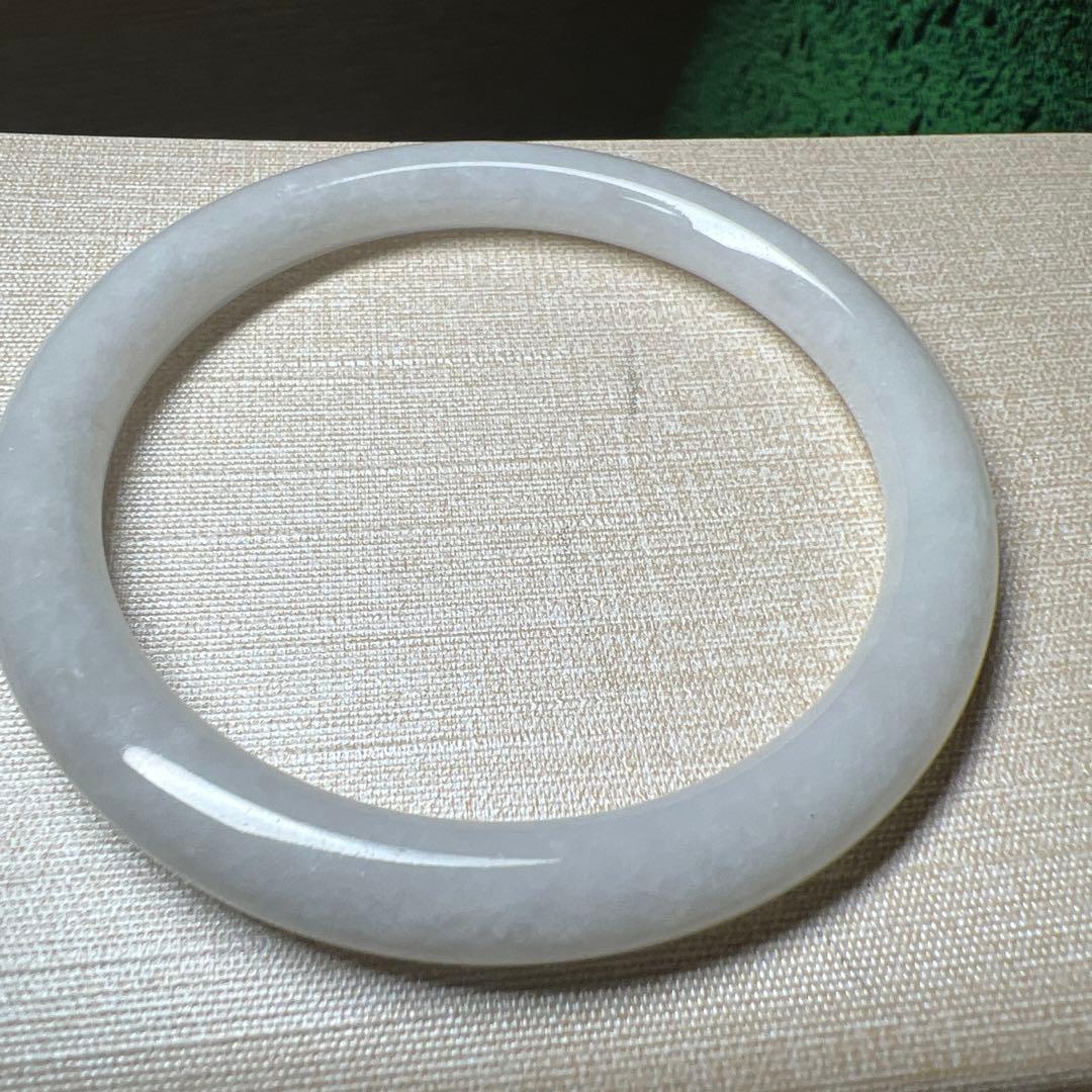 本翡翠、キメが細かい純白丸型バングル　〜57