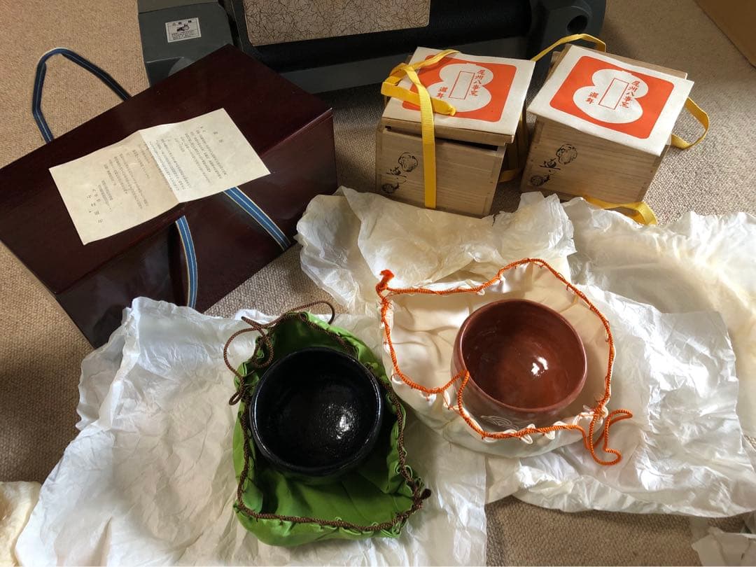 八事窯　中村道年氏作　赤楽　黒楽茶碗　二客　二重箱入　花押