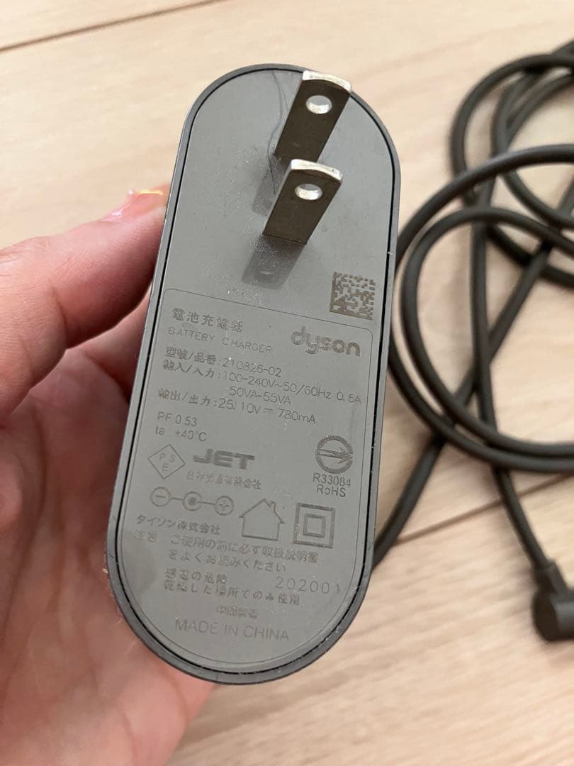 Dyson SV10 v8 fluffy extra 本体とアタッチメント