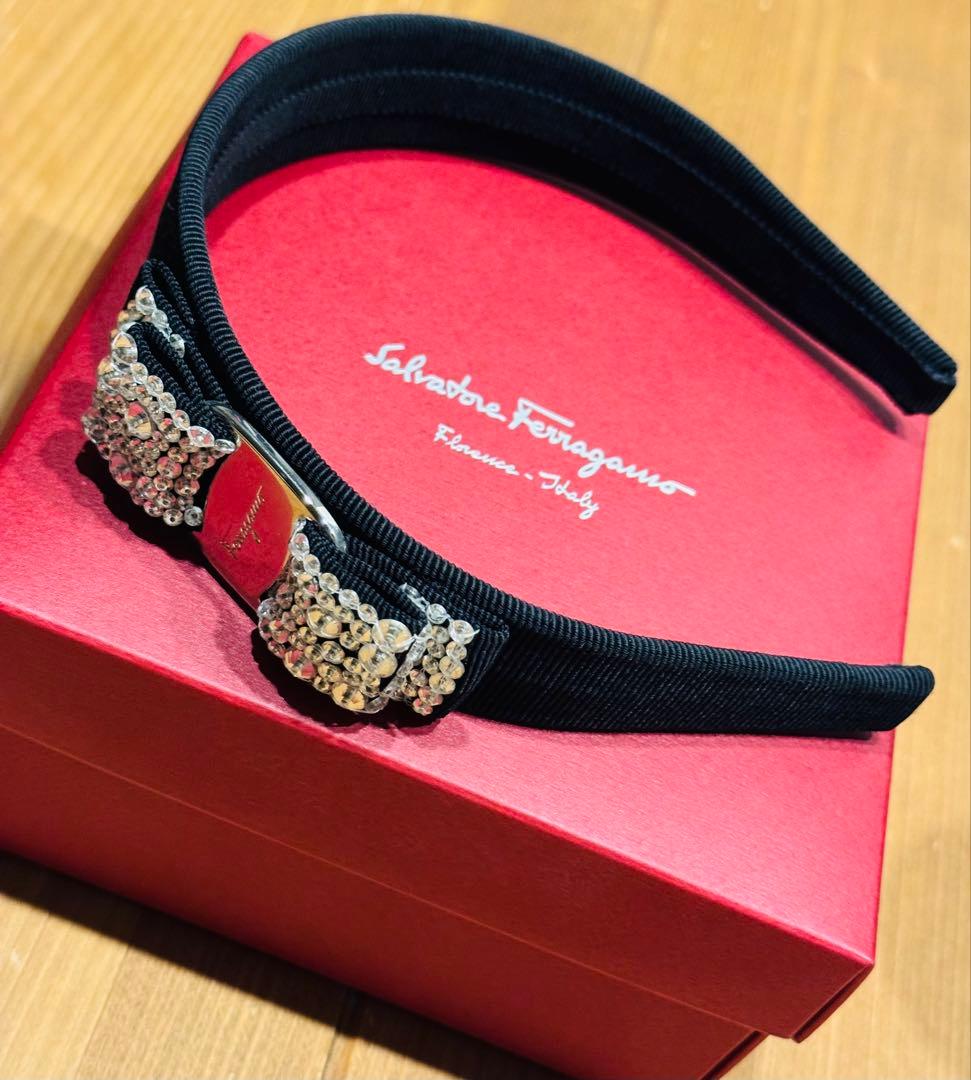 フェラガモブラッククリスタルヘアバンド