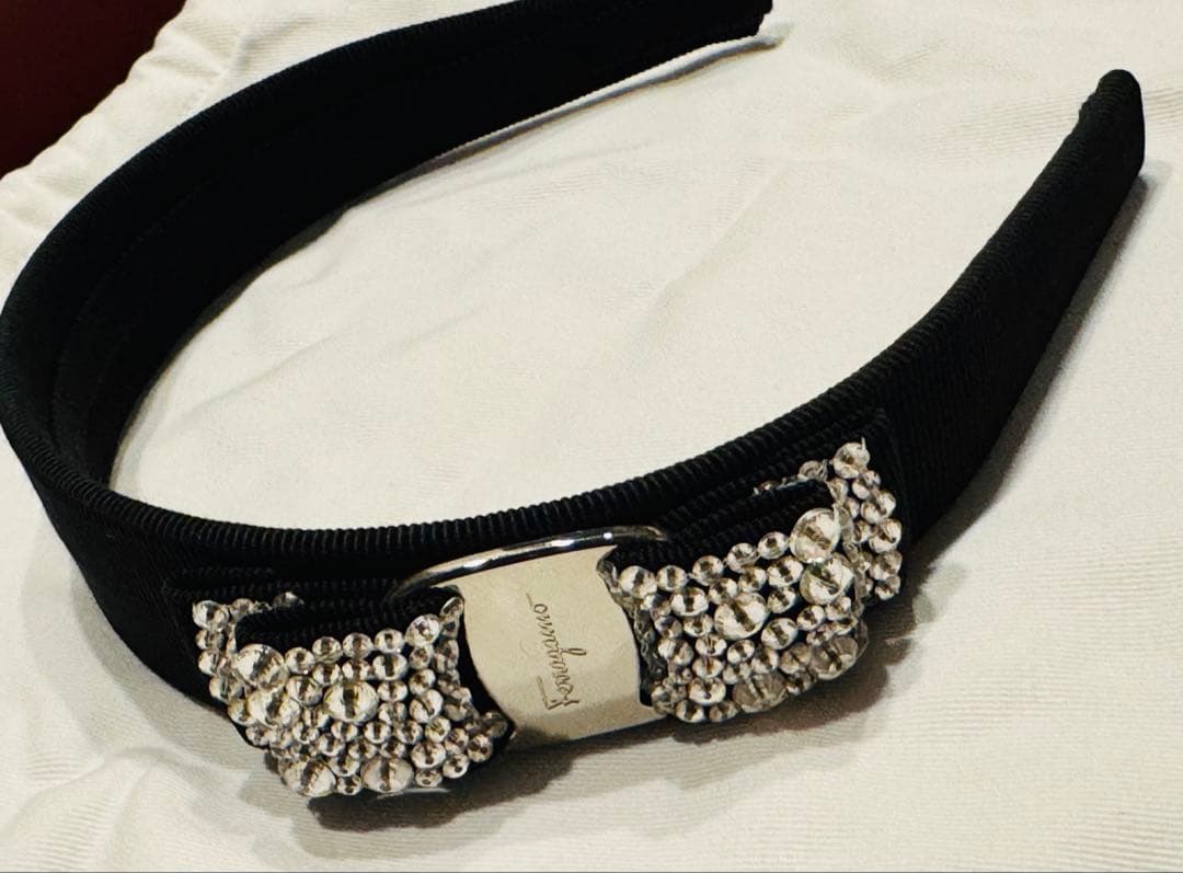 フェラガモブラッククリスタルヘアバンド