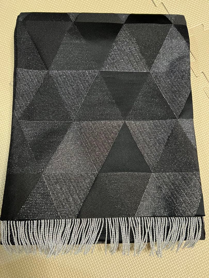 ふりふ　黒とグレーの三角模様の帯