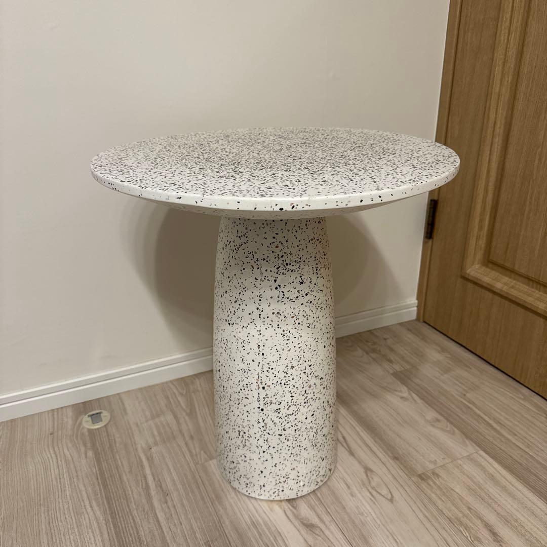 flymee購入　円形グレーコンクリート風サイドテーブル