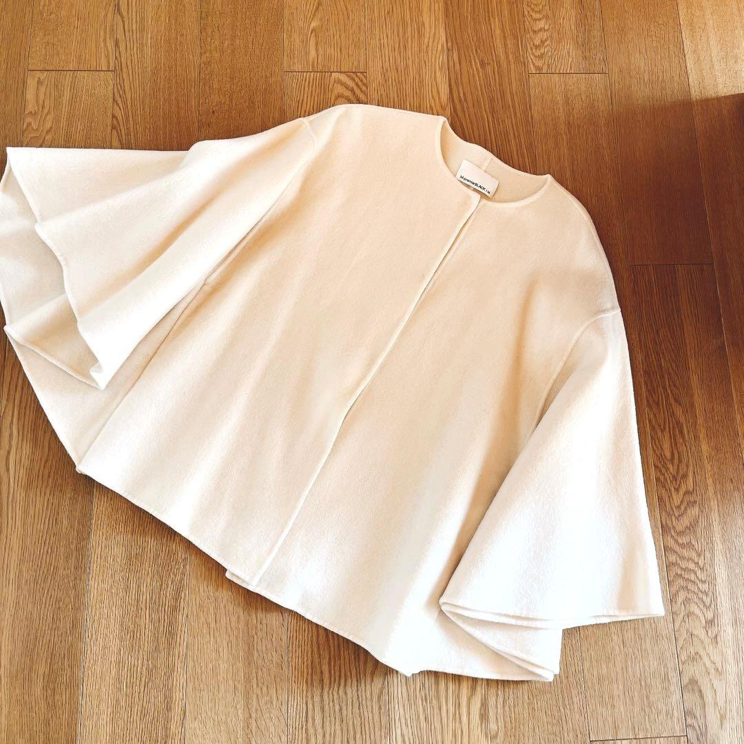 mid. エムプルミエ　ブラック ノーカラーフレアケープコート　アイボリー