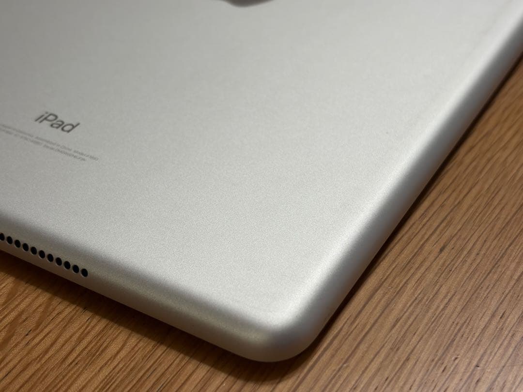 Apple iPad A1893 シルバー