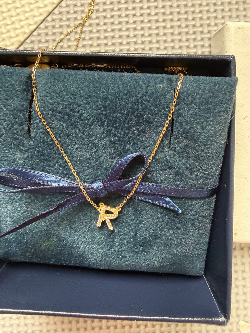 AHKAH ゴールドアルファベットRネックレス